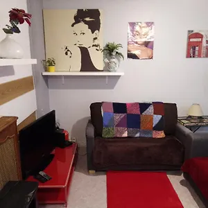 Appartamento Familial Pour 2,3,4 Personnes De 44m2- Accessible Handic -rez De Chaussee-vues Sur Rue Et Patio Prive - Sejour, Separee-cuisine,salle De Bain,lit Double Et Canape-lit 2pers-entree De La Rue Berzelius-5 Minutes Du Metro Brochant-lig, Parigi